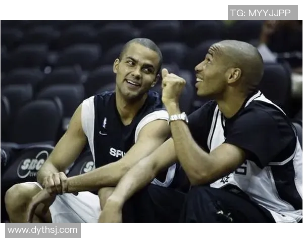 足球球星与宠物的深厚情感揭示他们生活中的另一面温暖与陪伴